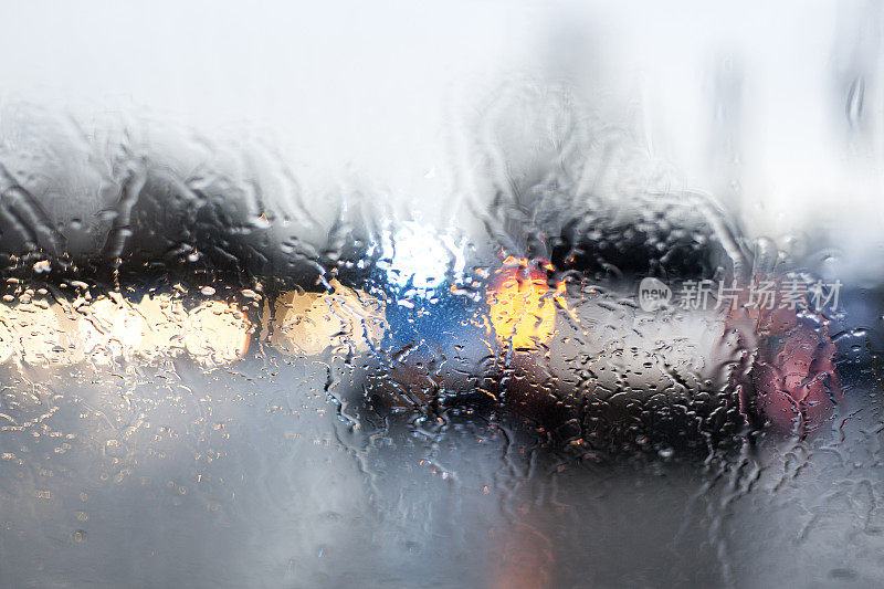 下着雨的马路，透过挡风玻璃看，车水马龙