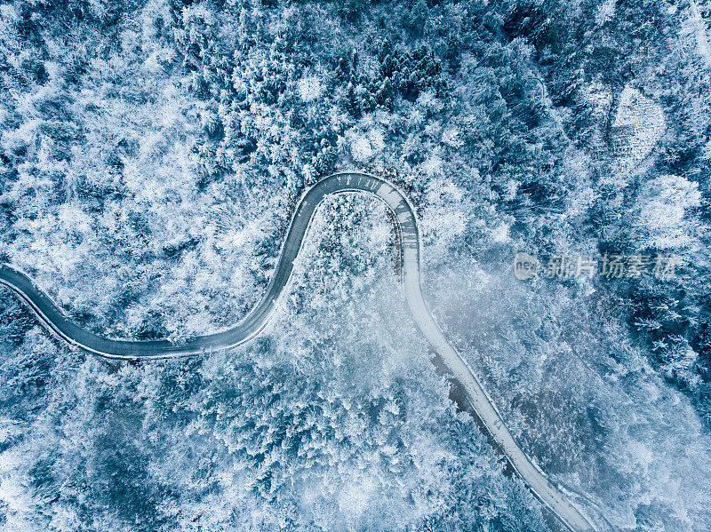 山路弯弯曲曲伴雪，鸟瞰图