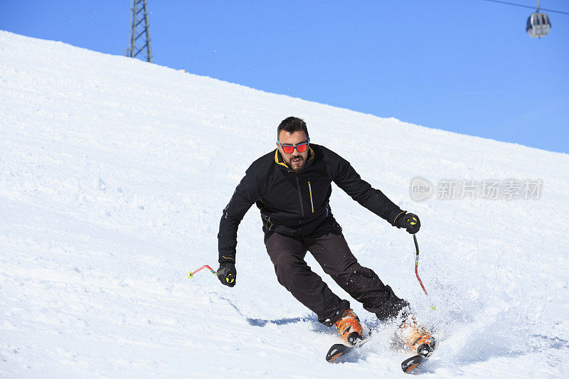 男子滑雪者滑雪在阳光明媚的滑雪胜地白云石山在意大利