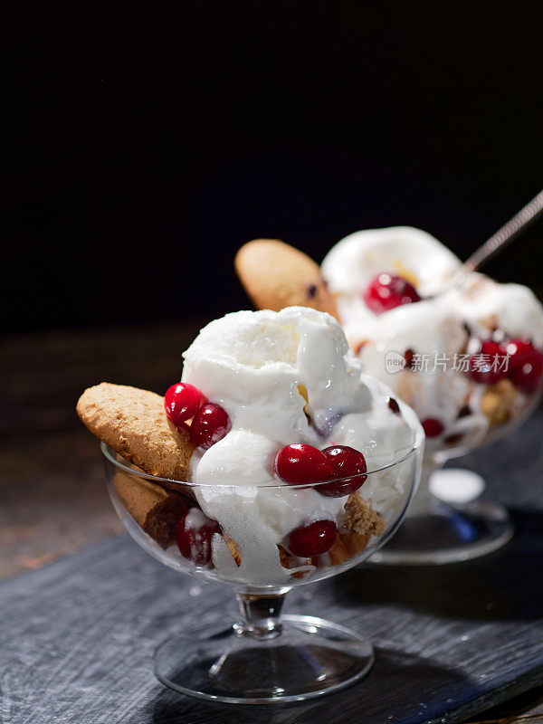 香草冰淇淋加蔓越莓和饼干
