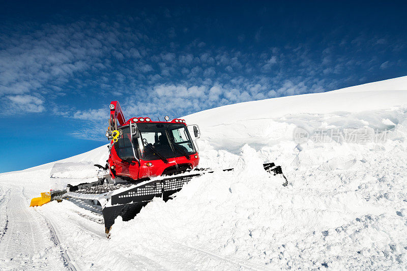 现代红色雪清理雪道上的雪
