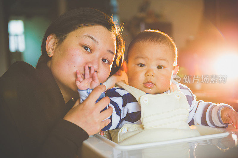 亚洲婴儿与母亲