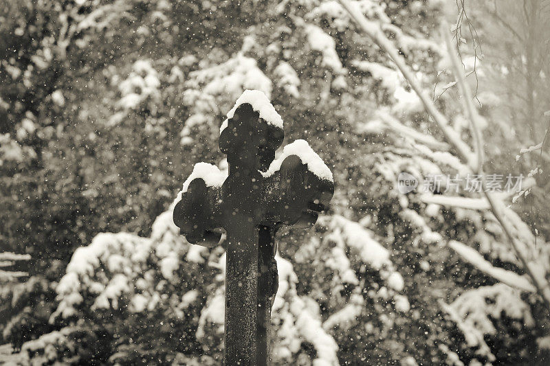 深雪中的墓地上的基督教十字架