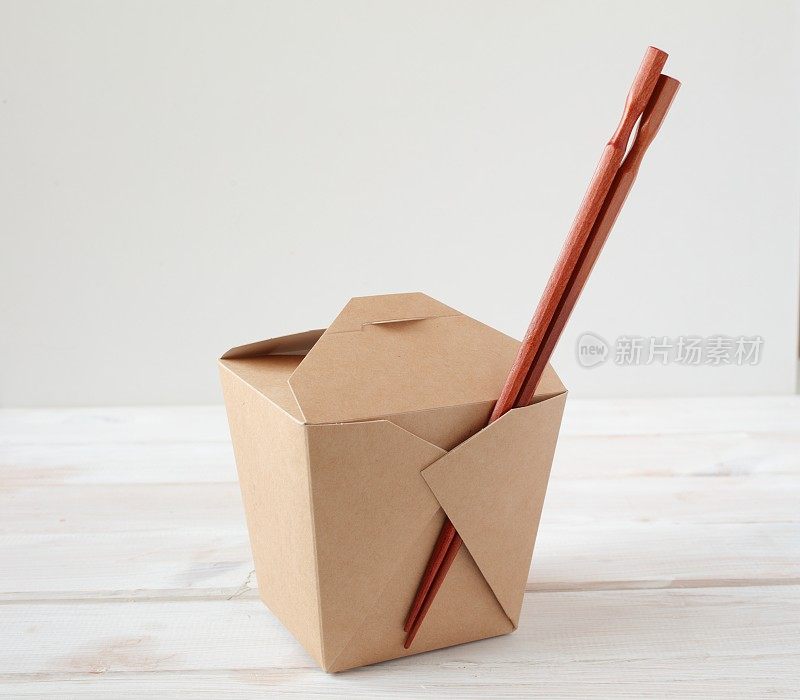纸锅盒与筷子
