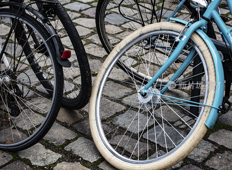柏林街道上堆满了自行车。