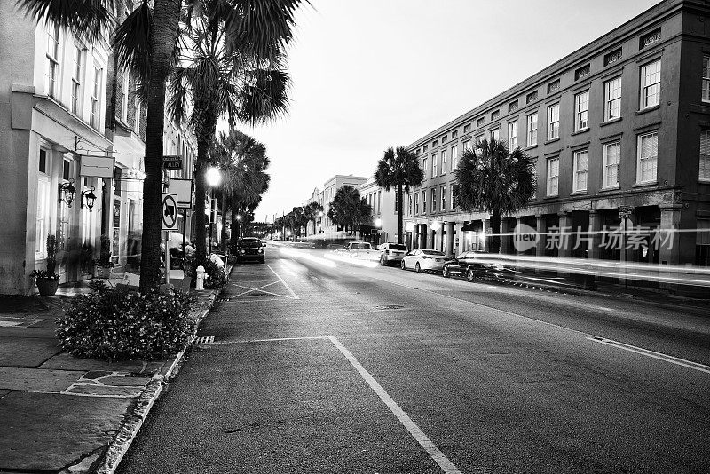 南卡罗莱纳州查尔斯顿的主街。黑色和白色。