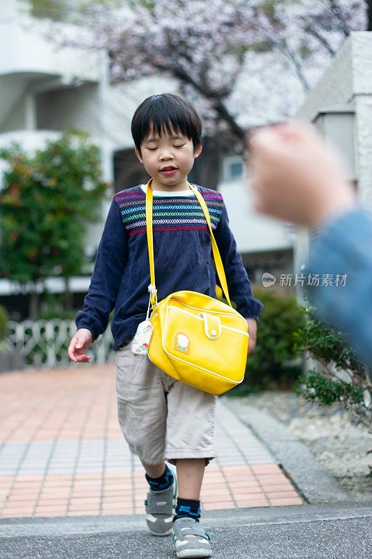 小男孩平静地回家了