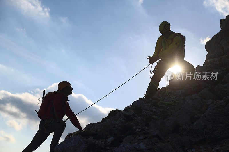 攀岩者帮助另一个人