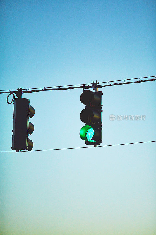 蓝色的交通灯显示绿色信号