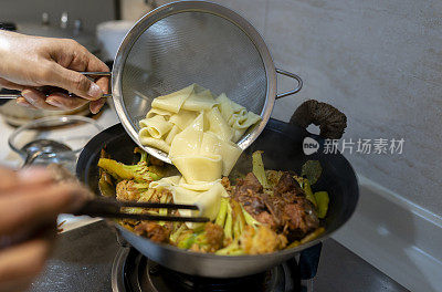 自制大杂烩:在铁锅里炖排骨、蔬菜和面条