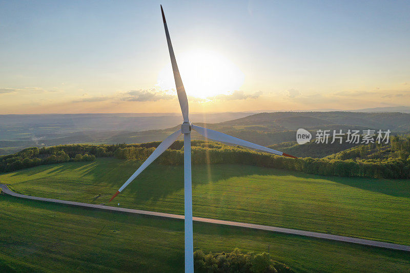 日落时无人机拍摄的风力涡轮机
