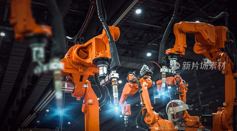 重型自动化机器人手臂机器在智能工厂工业，工业4.0概念形象。