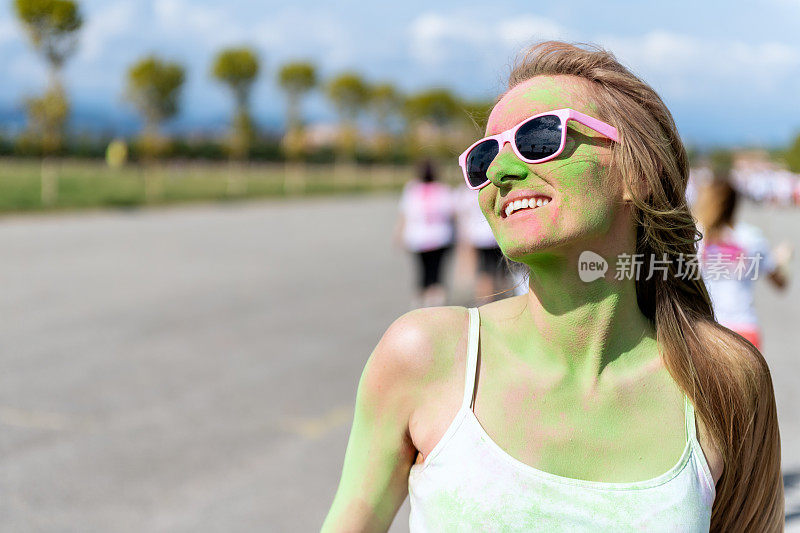 女人享受色彩节