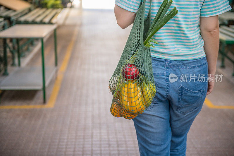 水果和蔬菜在棉花网可重复使用的袋子，零浪费购物在户外市场