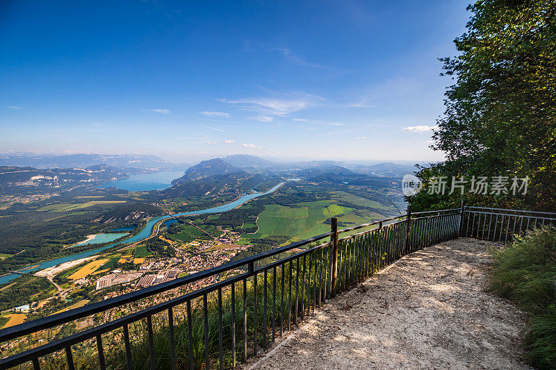 美丽的法国Bugey山从大哥伦比亚峰在Ain部门，与栅栏凝视风景，罗纳河和著名的布尔热湖在夏天