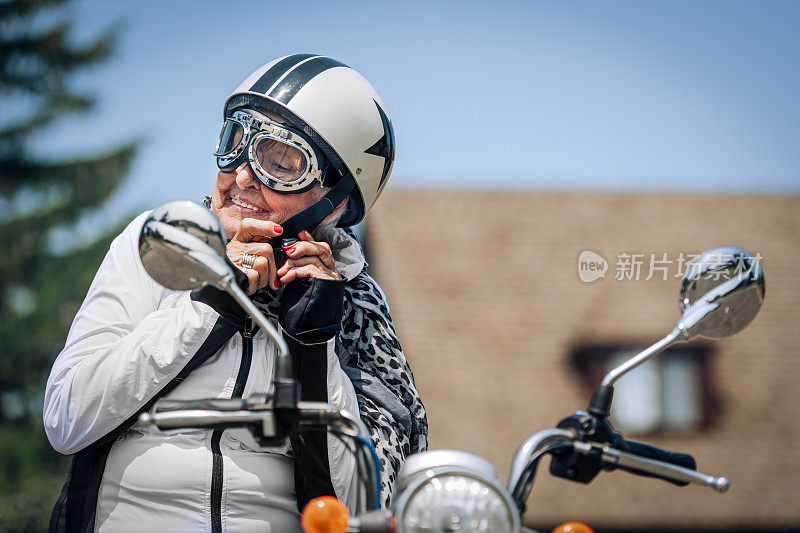 84岁的老妇人骑着电动车