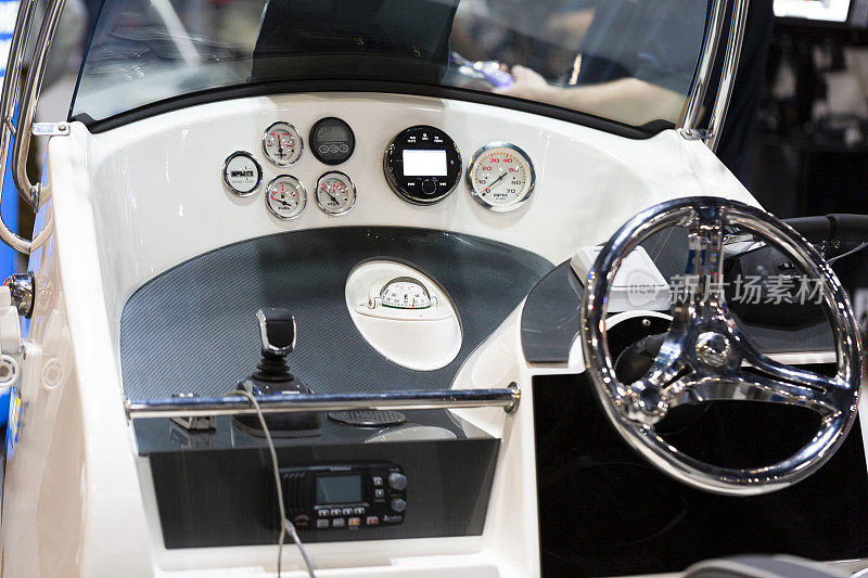 豪华快艇的方向盘和带有指南针的控制面板，复制空间