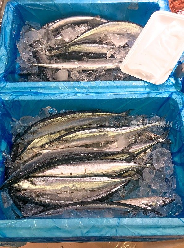 在横滨的市场里，生鱼被保存在冰水里