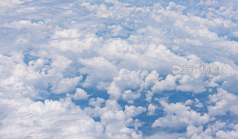 从飞机上看到天空中的云