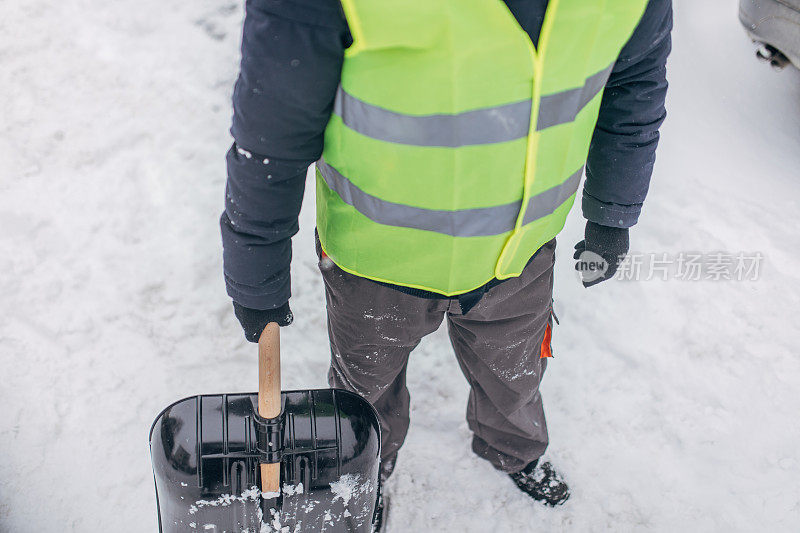 铲雪后的男人