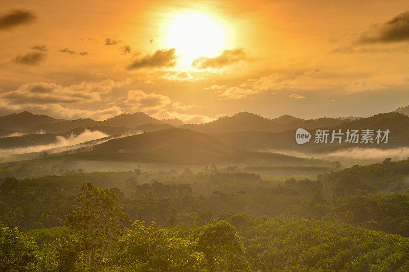 全景式的自然景观，北面的山景有日出和薄雾