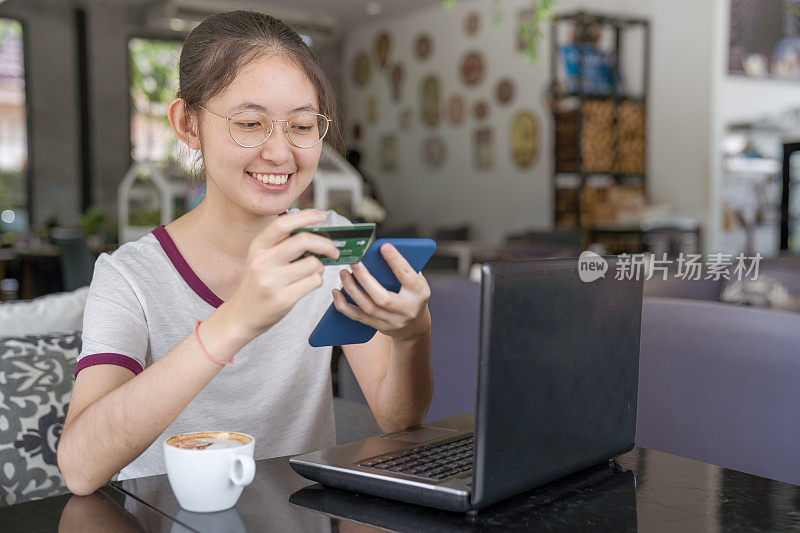 亚洲青少年度假放松使用数字平板电脑和智能手机在家里做作业，放松与在线游戏和社交网络上的短信