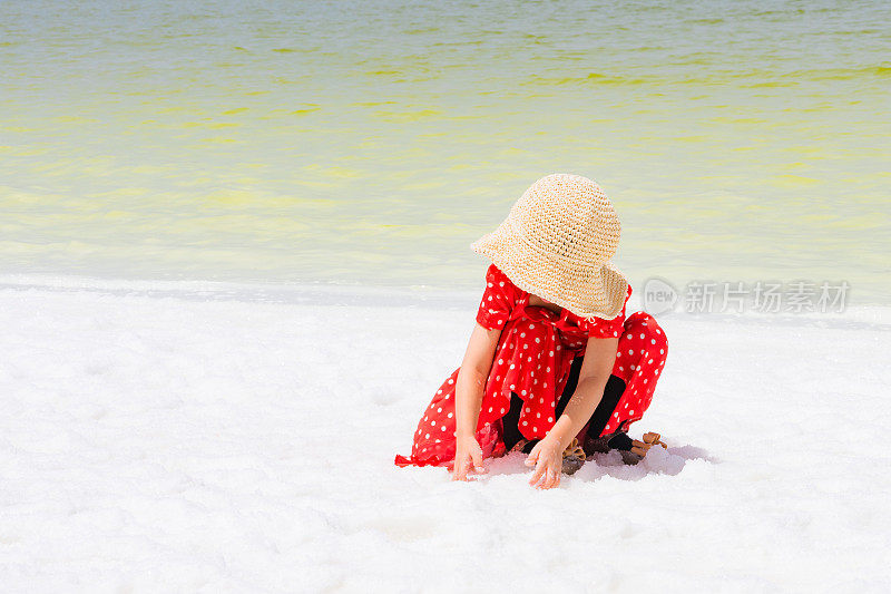 一个小女孩在湖边玩耍