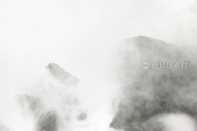 尼亚加拉大瀑布瀑布雾遮住巨石