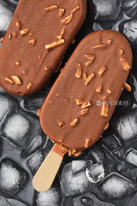 巧克力冰淇淋冰棒在黑色背景与冰