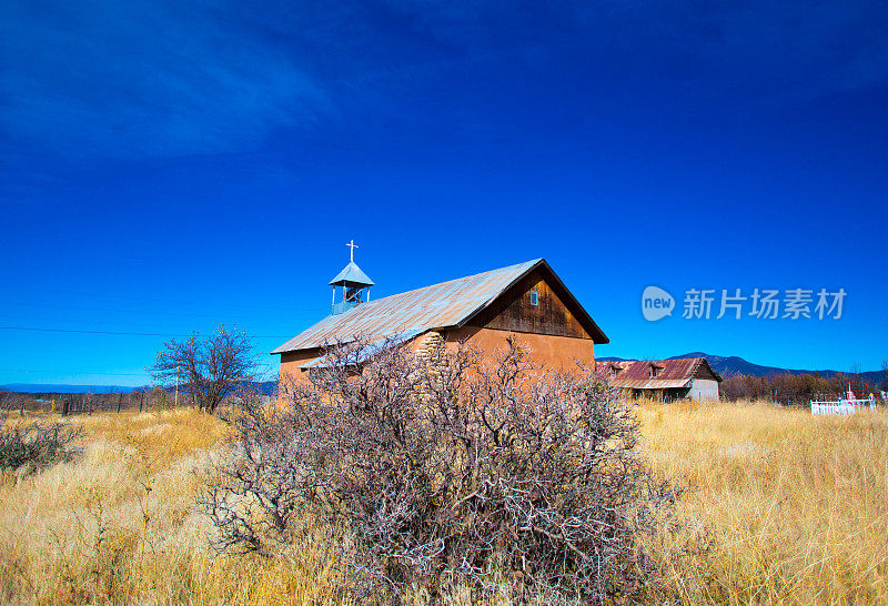 大拉诺(陶斯县)，缅因州:秋季的大拉诺圣胡安教堂