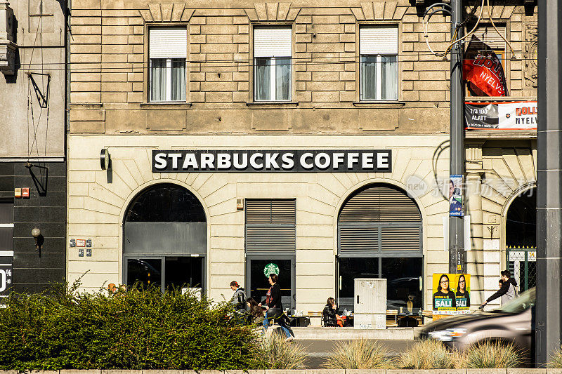 这是一家美国咖啡公司和咖啡连锁店，位于匈牙利布达佩斯的布达佩斯克莱蒂火车站附近。