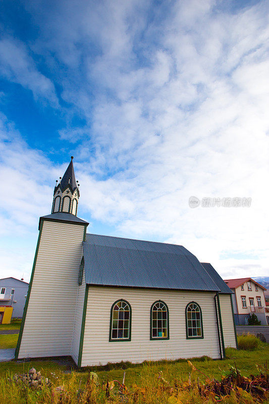 Blönduós，冰岛:Blönduós秋天的老教堂