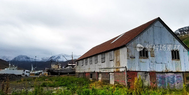 Siglufjörður，冰岛:灰色天空下的老造船厂