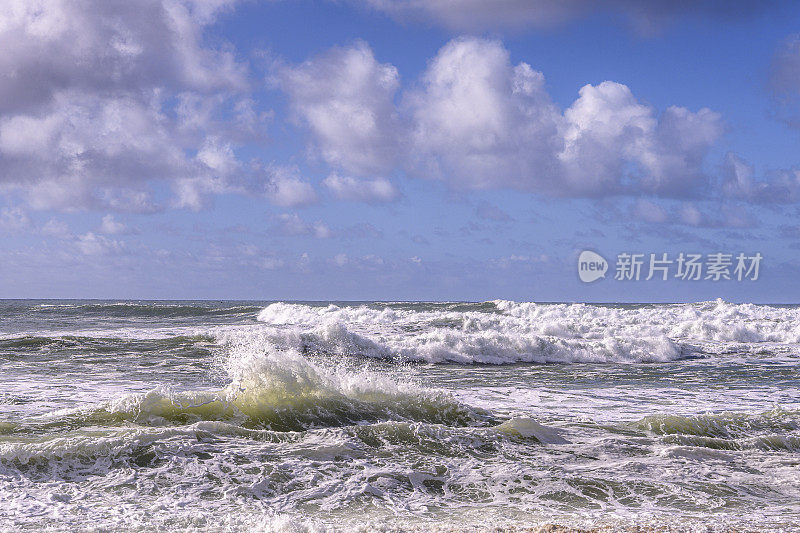 加利福尼亚海岸海滩上汹涌的海浪