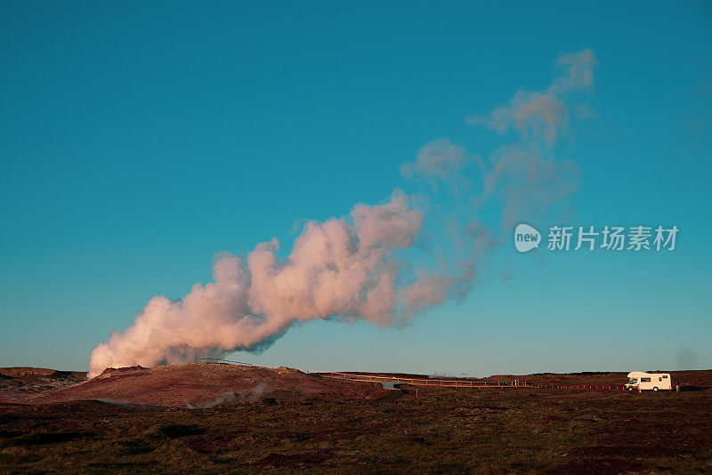 Hverarond地热区域。嘶嘶的蒸汽喷口