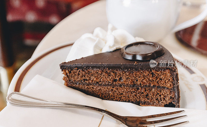 传统的奥地利萨切巧克力蛋糕，切成薄片放在白色盘子上