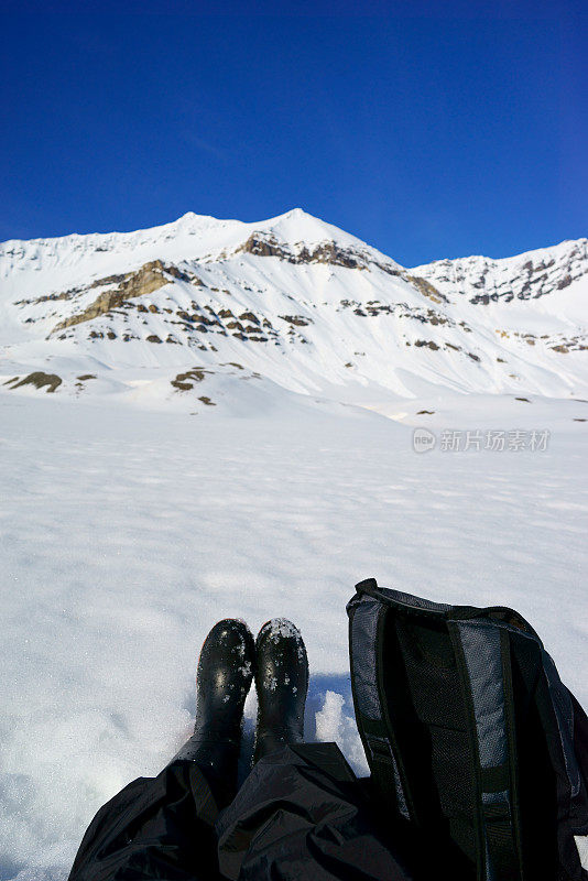 在斯匹次卑尔根山徒步旅行的人在伊斯峡湾斯匹次卑尔根山的景色