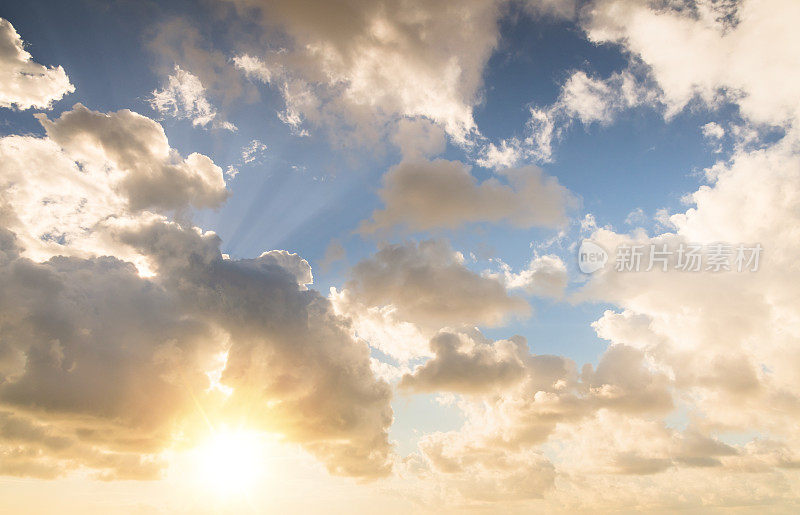 戏剧性的日落和日出天空自然背景与白云