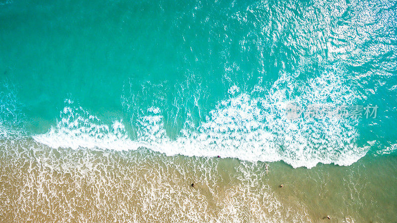 俯视图航空图像从无人机令人惊叹的美丽的海景海滩与绿松石水与复制空间为您的文本。美丽的沙滩与绿松石水，无人机无人机拍摄。