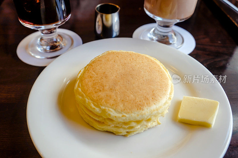 自制煎饼和咖啡作为简单的早餐