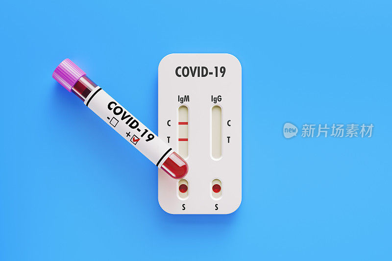 COVID-19试管放在检测试剂盒旁边，蓝色背景