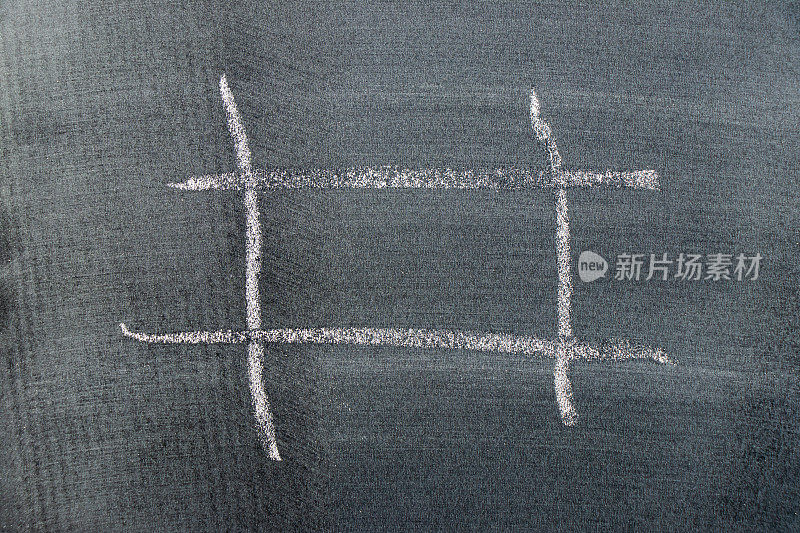 白色粉笔手画在方形的黑板背景