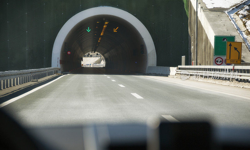 通往现代公路隧道的入口