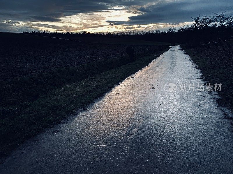 夜晚诡异的乡村道路和风景