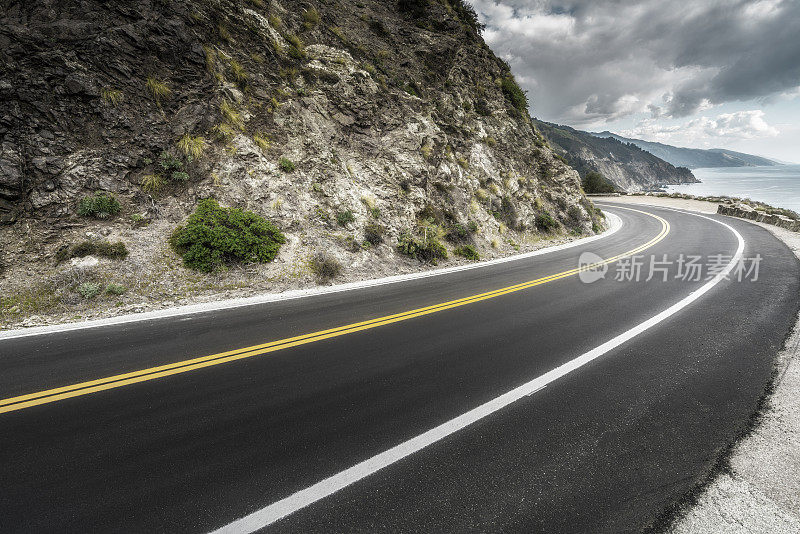 加州空无一人的山区公路