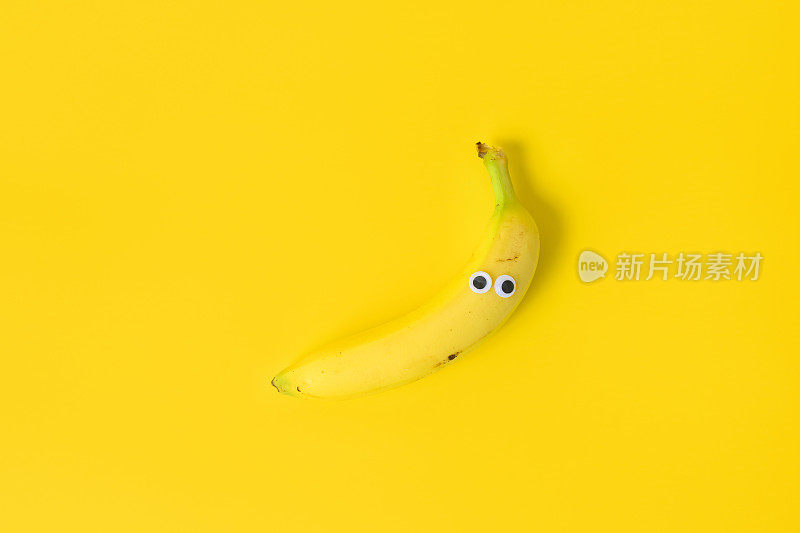 拟人化的脸与谷歌眼睛上的香蕉与彩色背景