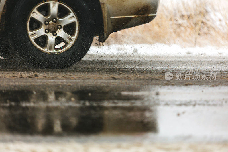 在冰雪潮湿的道路上驾驶美国西部冬季旅行系列