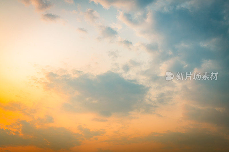 黄昏天空背景，晚霞天空日出橙色天空