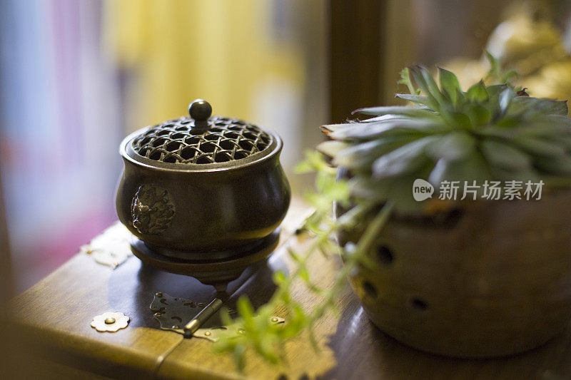 中国传统香炉和盆栽