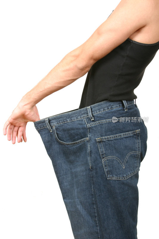 穿着超大号牛仔裤站立的男子体重下降